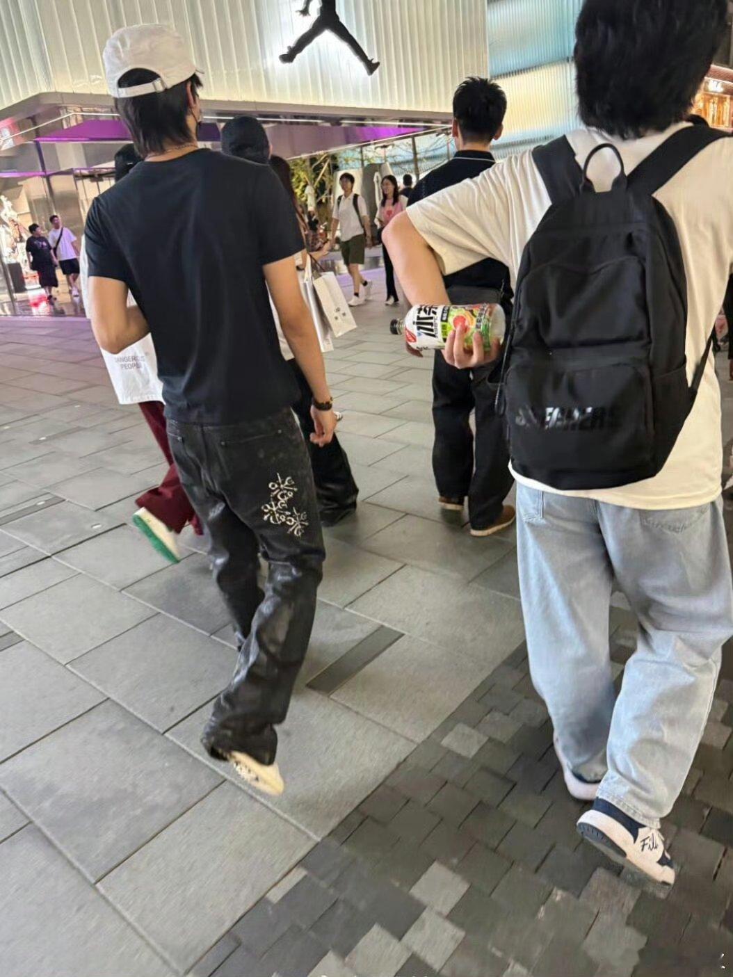 三里屯偶遇张峻豪邓佳鑫童禹坤 2026年7月18日晚，刚结束TF家族运动会的张峻