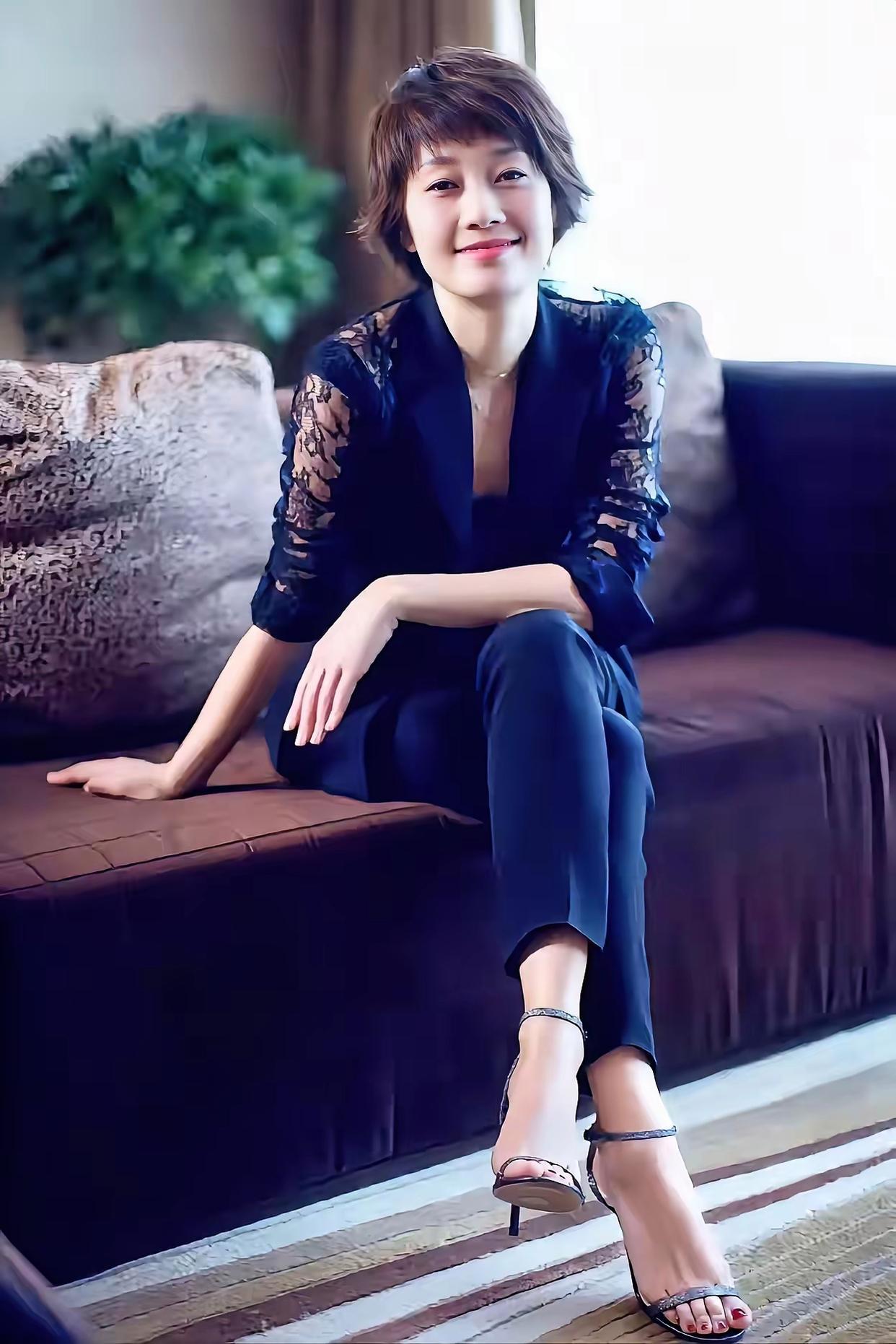 马伊琍，脚指甲颜色真好看 