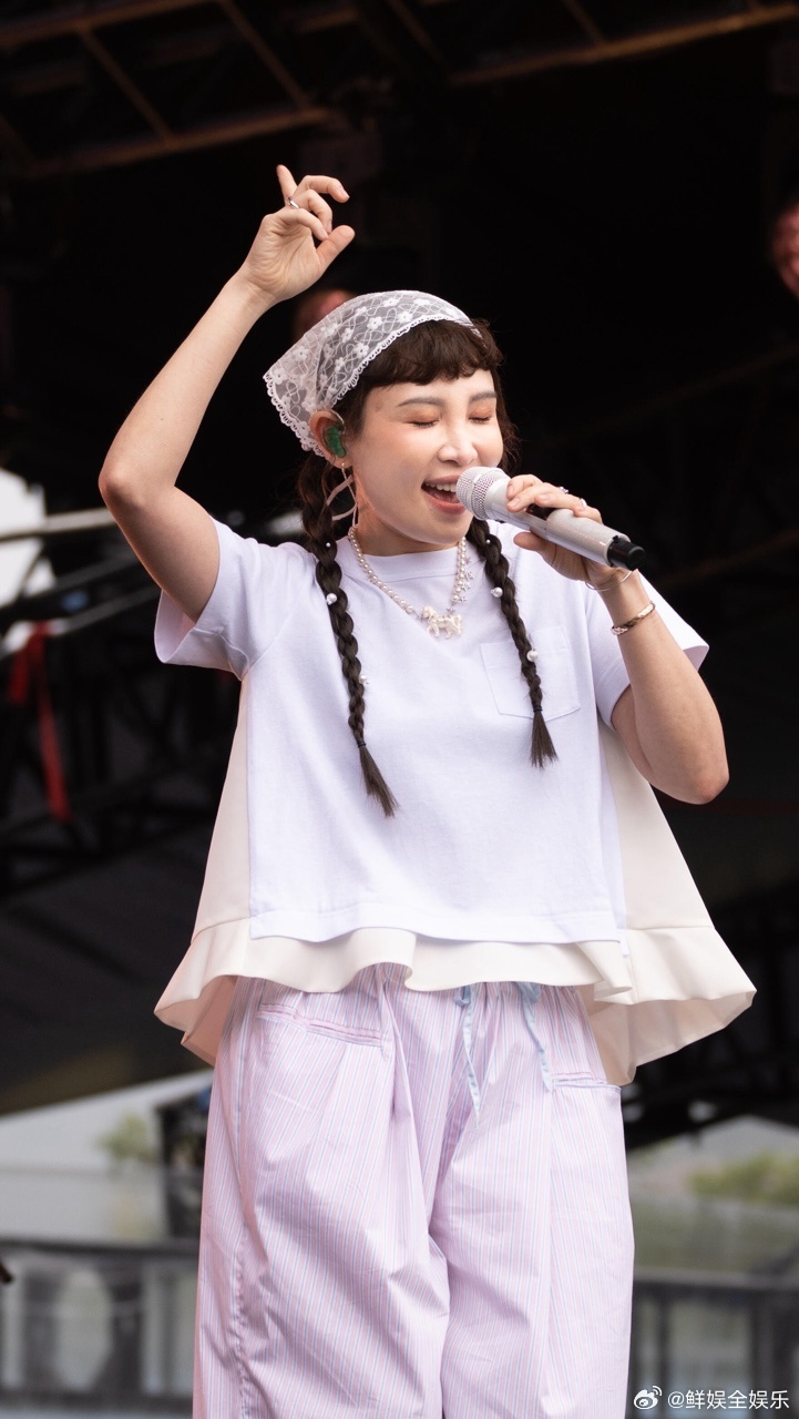魏如萱惊险晋级发文歌手2026 看完魏如萱晋级发文被治愈！宫门差点又关上还好飞过