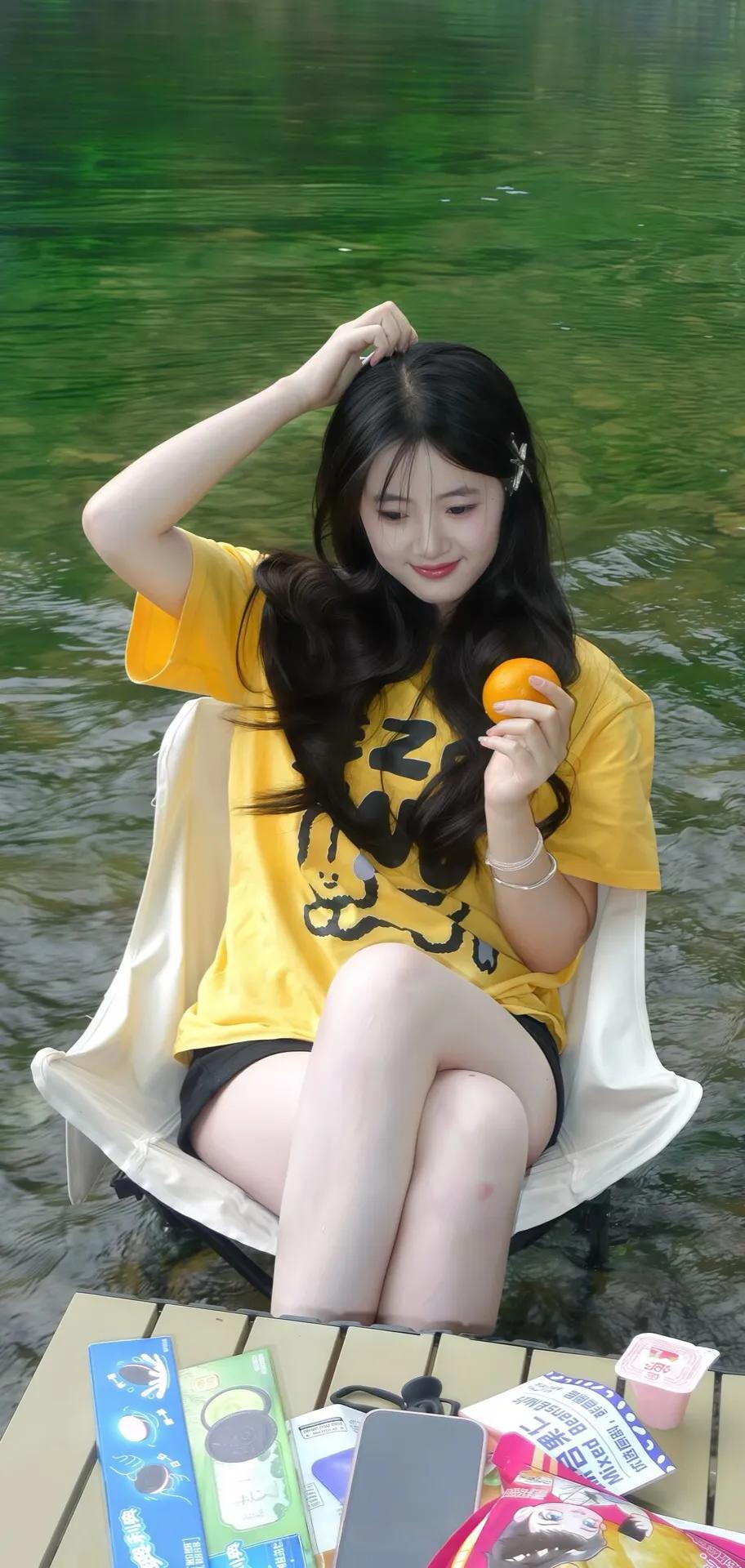 碧波荡漾处，少女戏水间。海边少女 林间粉漾少女