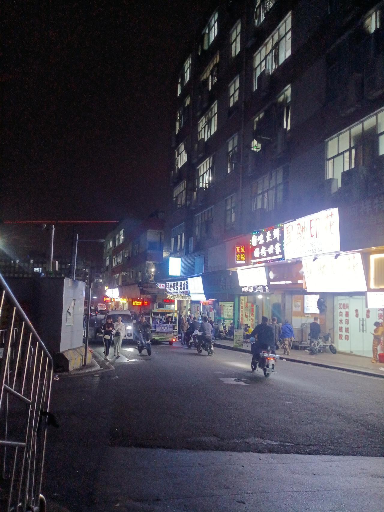 广州海珠区康乐村康乐桥头，夜晚12点的康乐桥还是车来车往，人来人往的，非常的热闹