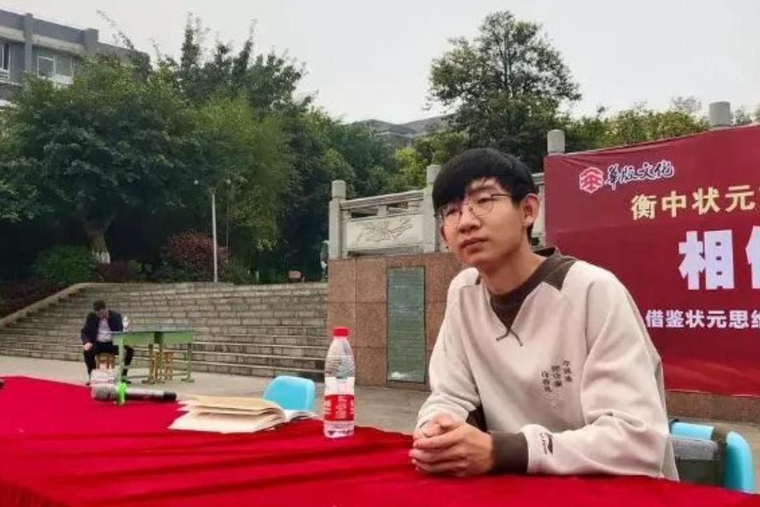 2015年，衡水中学文科状元刘嘉森考上北大时，竟天真地问老师：“毕业后我年薪能过