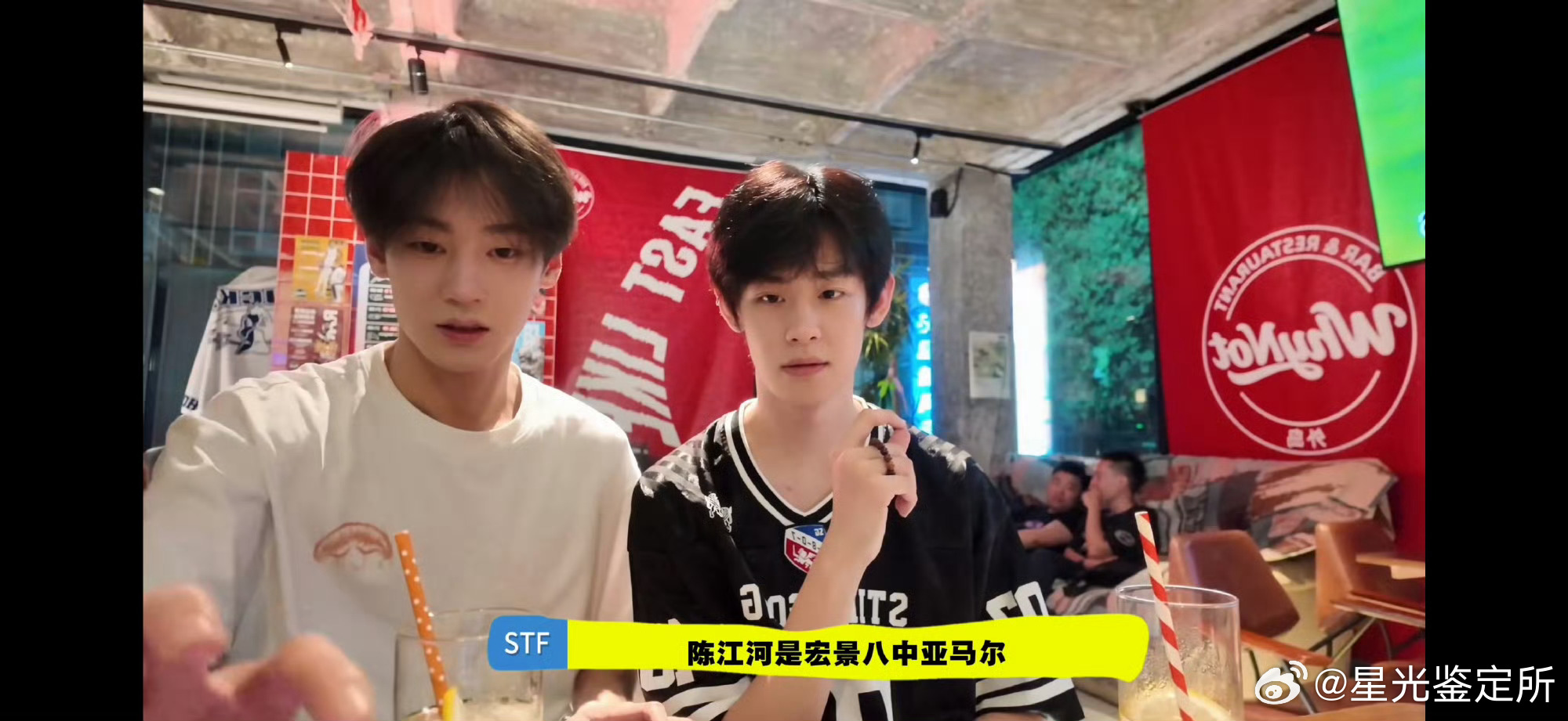 刘骏观赛清爽少年感刘骏和队友线下观赛生图演员刘骏很喜欢这种不加修饰的线下生图，刘