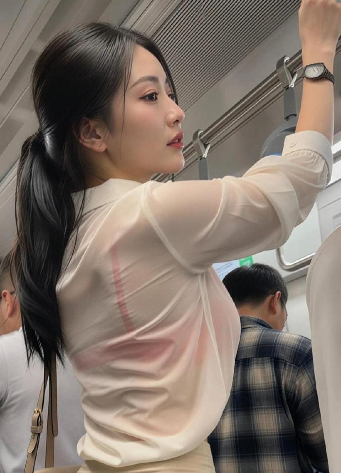 这么漂亮的女生也挤地铁，是你的话，敢不敢靠近？我就只敢远视[捂脸][呲牙][笑哭