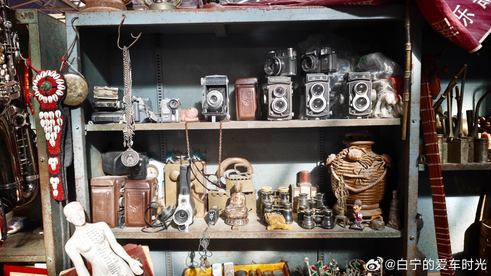 潘家园太热闹了，啥玩应都有。真是宇宙第一杂货铺。 