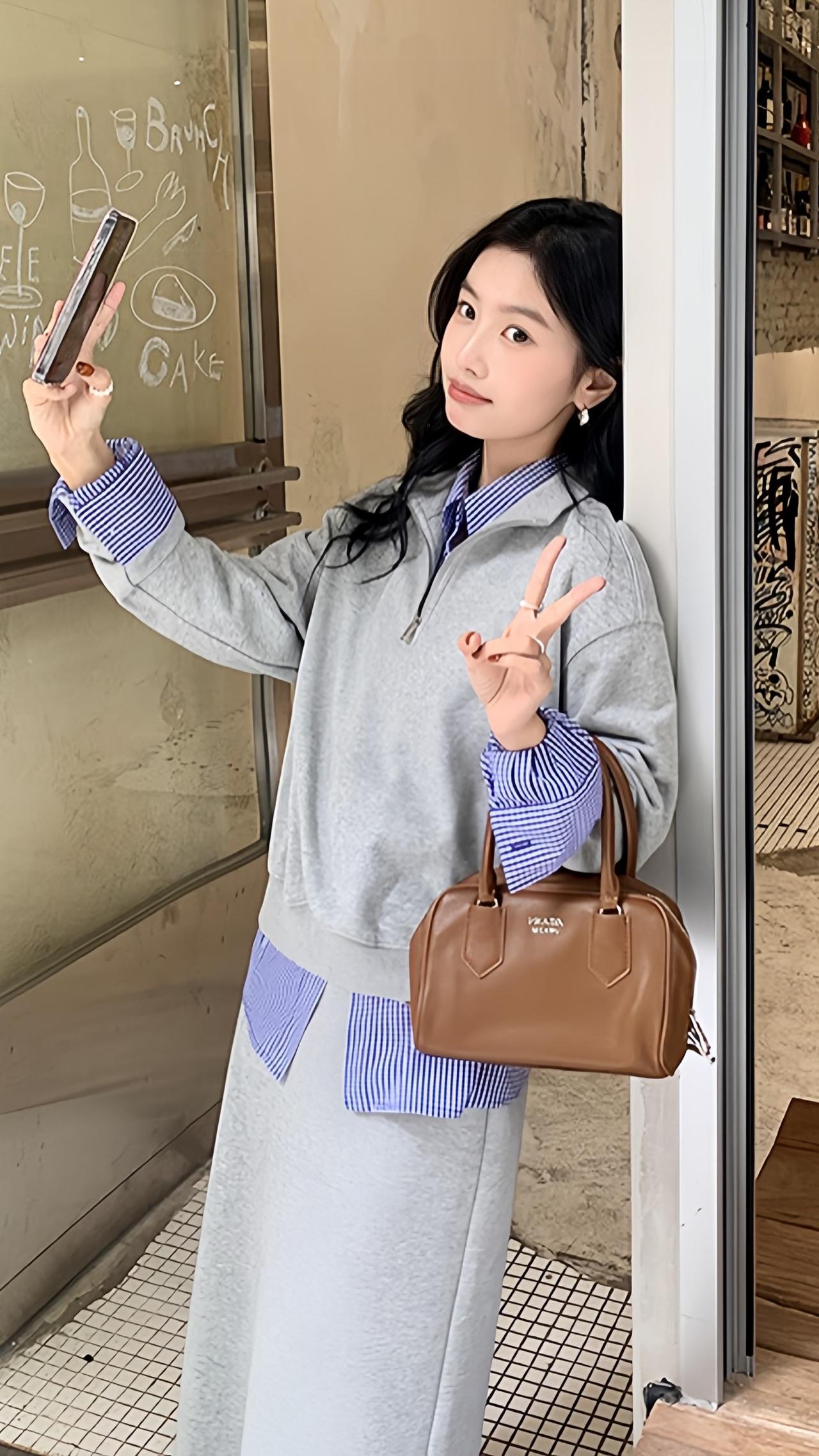 这款蓝色条纹小衬衫真的好爱呀，一整个清爽帅气的小感觉，可休闲可气质，真的可以穿个