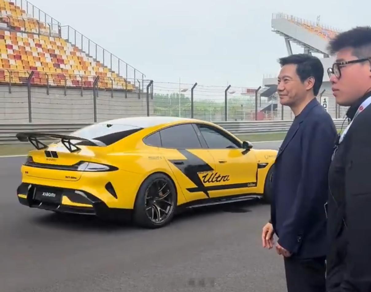 雷军为王一博等车手摇旗 重生之千亿老总为我摇旗助威话说雷总最近的行程也太满了吧，