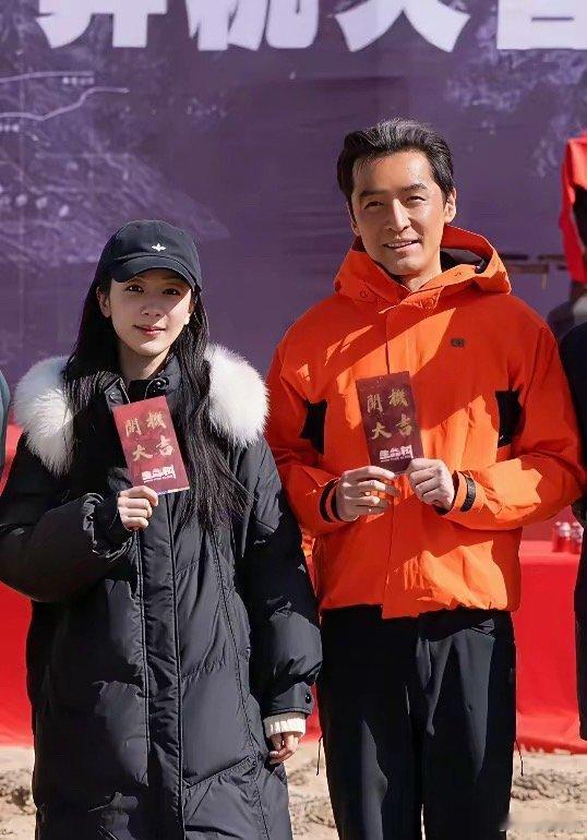 胡歌形象黢黄，与杨紫组 CP 似父女。不过胡歌尽显西北人特质，杨紫粉雕玉琢，倒缺