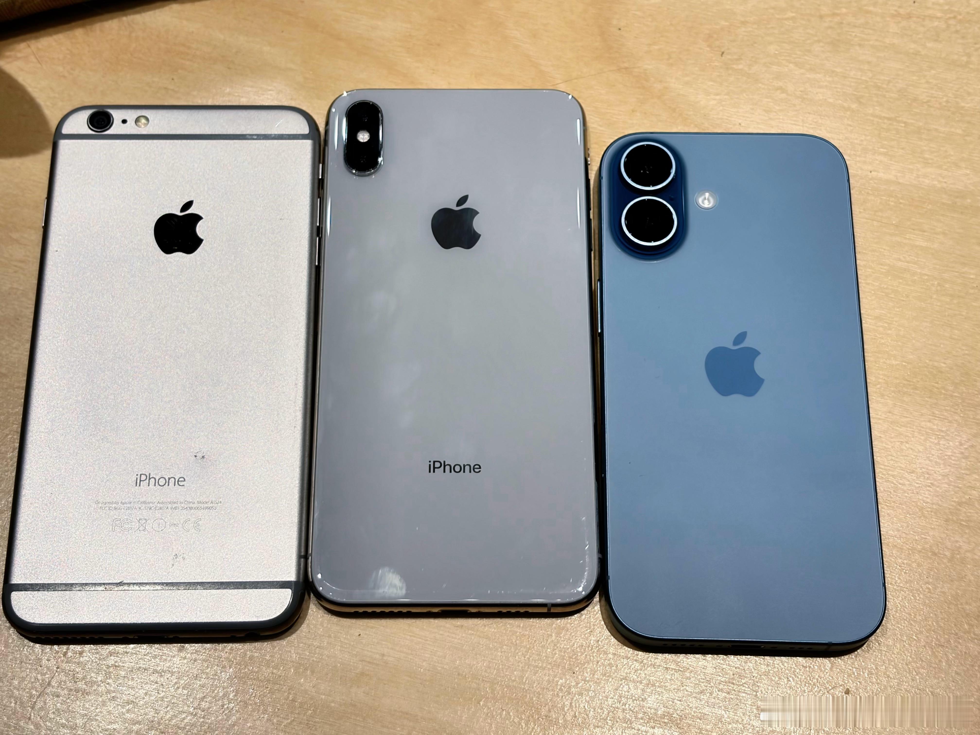 刚才整理东西翻到了以前公司用的老手机，一代神机iPhone6和XS MAX，刚才