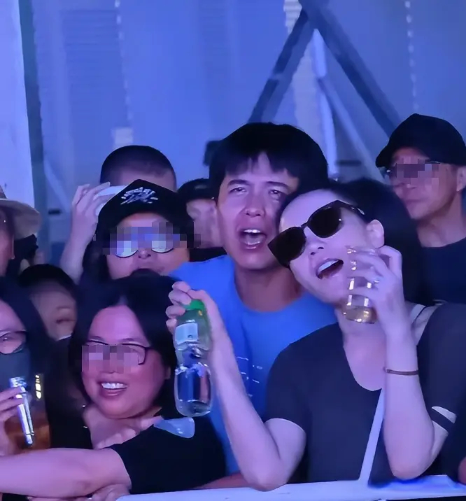 风波升级，王菲男闺蜜跟李嫣贴身摇晃仅开胃菜，更丑陋一面被曝光现场人挤人气氛热闹，