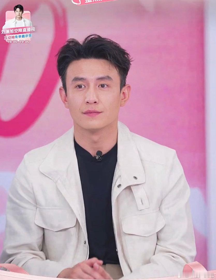 张翅刘萧旭小孩哥VS小孩叔😜少年趣味尽显无疑，张翅毫无偶像包袱尽情玩乐，自在又