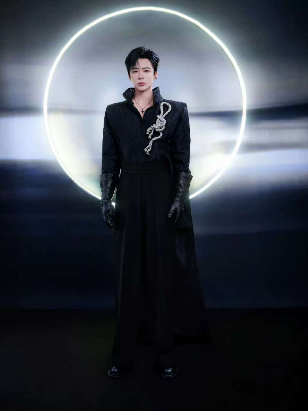 刘宇宁共创之夜生图刘宇宁把麻绳系在胸口刘宇宁共创之夜生图太能打！暗黑造型搭配白鸽