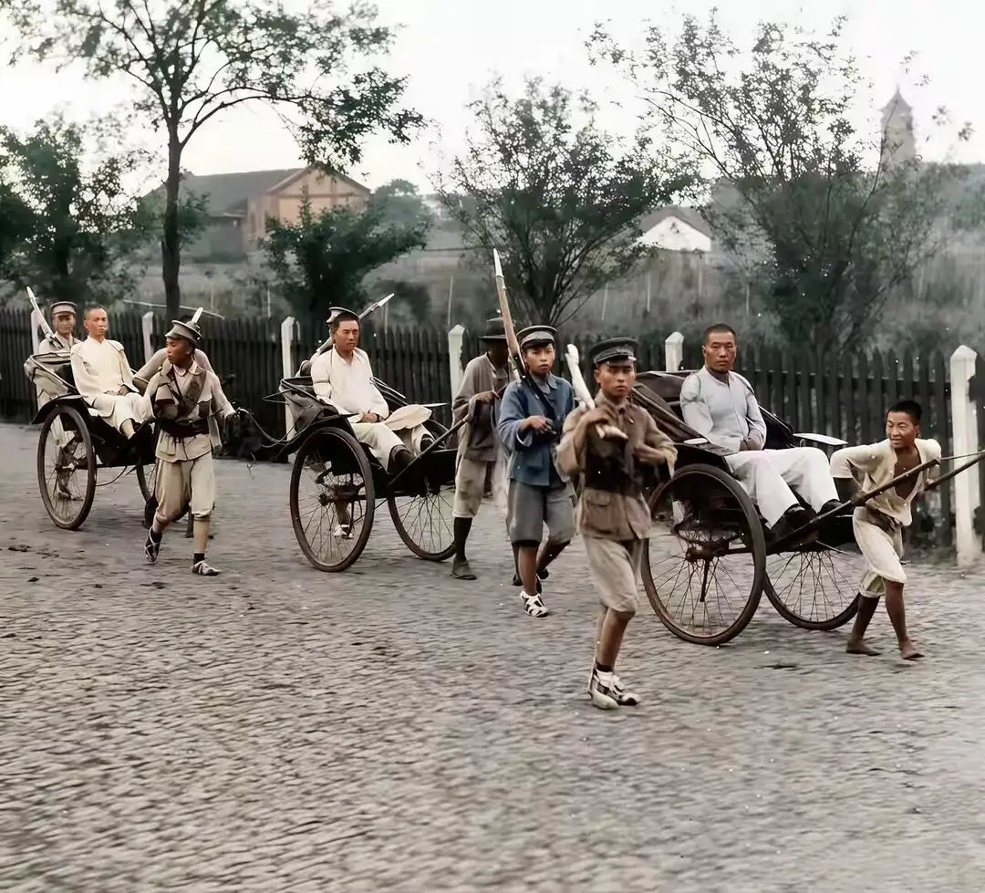 1930年，三名死刑犯被捆绑着双手坐在黄包车上押往刑场执行死刑 