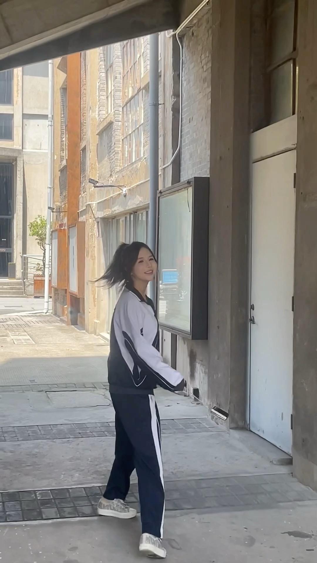 我的少女时代是一直笑笑笑笑笑笑我想装作一个端庄矜持的女孩子见到朋友我还...