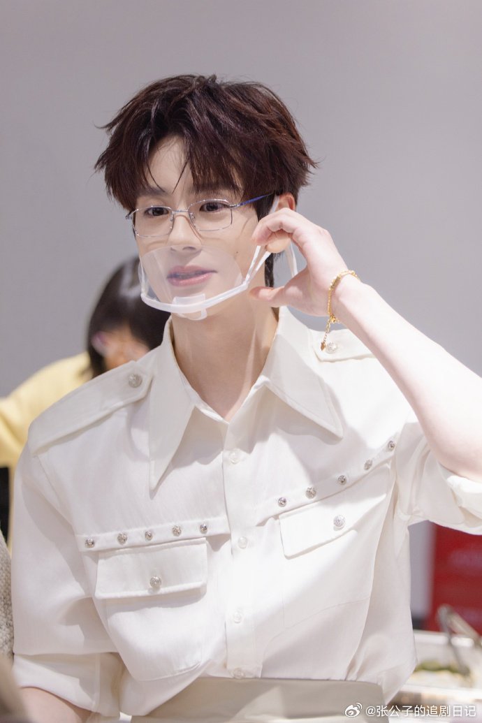 魏哲鸣这是真饭撒来的魏哲鸣还在坚持古法饭撒魏哲鸣也太实在了！坚守古法饭撒，宠粉直