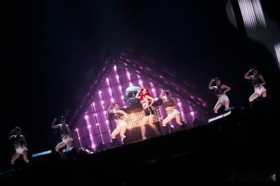 红发王霏霏回来了  王霏霏演唱会 红发王霏霏现场太亮眼！她的每一个舞蹈动作都散发