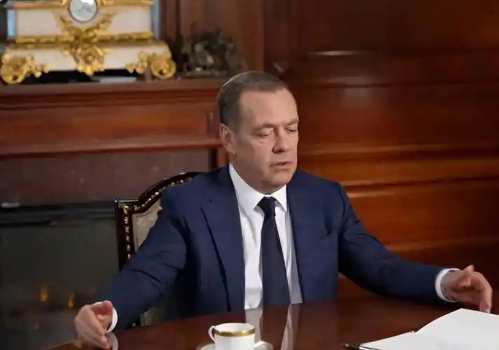 【梅德韦杰夫？坚定的反共分子+有求于朝鲜】“近日，梅德韦杰夫接受了塔斯社长达两小