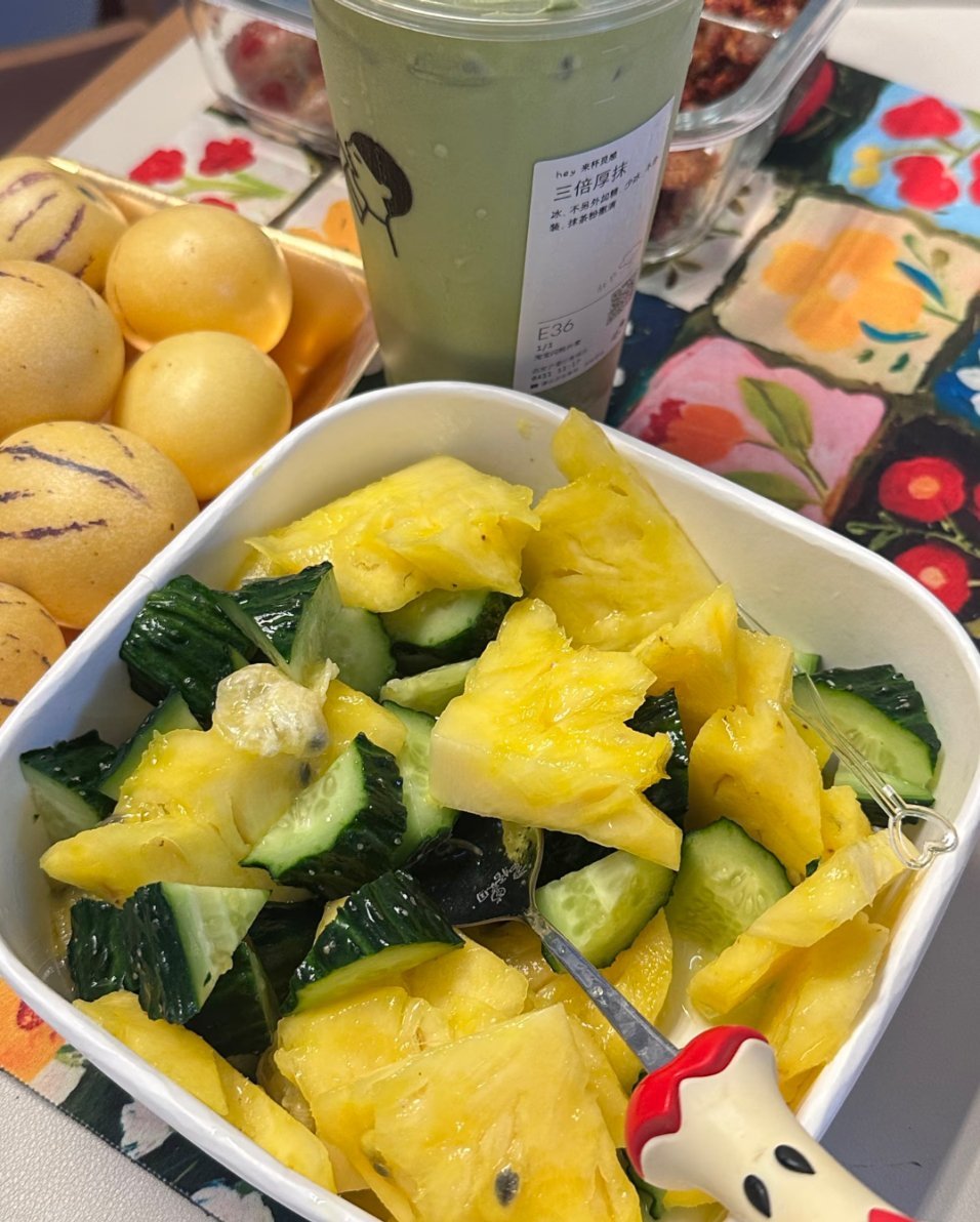 黄瓜拌菠萝菠萝拌黄瓜，菠萝🍍➕黄瓜🥒➕百香果听她们说，加点白糖会更好吃？谁研