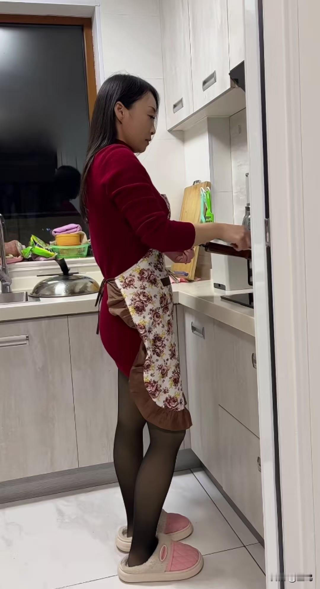 “红袖添香夜，灯下话家常”，这画面别提多温馨浪漫了，就像古代书生有佳人相伴读书，