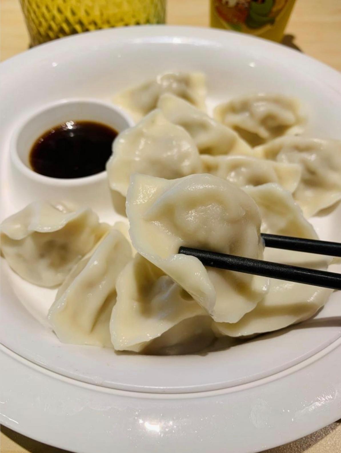 饺子是菜还是主食富是主食穷是菜。在有菜的情况下，饺子和米饭烙饼窝头油条馒头面条包
