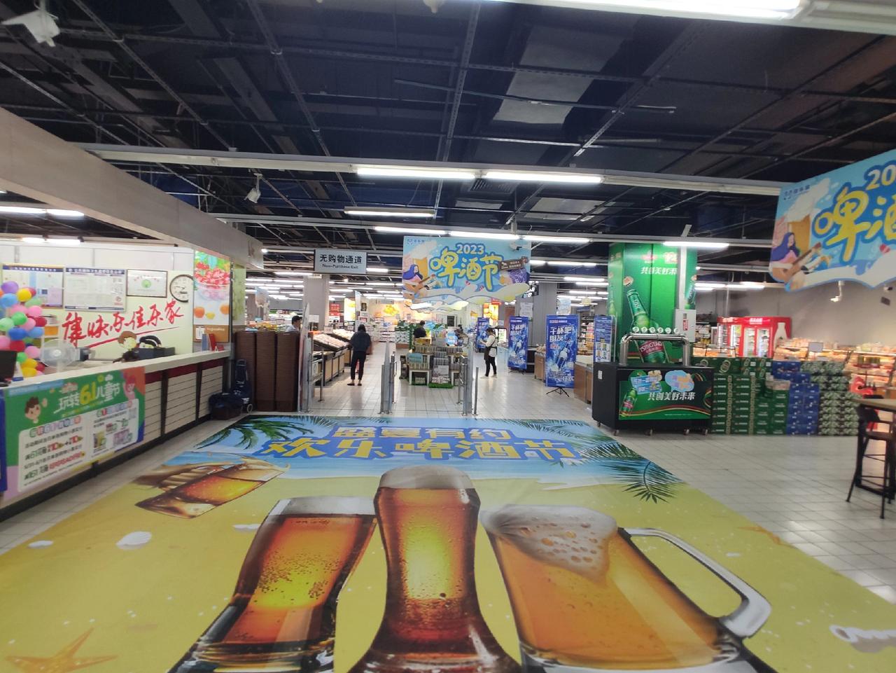 来喝酒#欢乐啤酒节逛佳乐家金融街店
青岛不倒你不倒，雪花不飘你不飘。
纯生不纯我