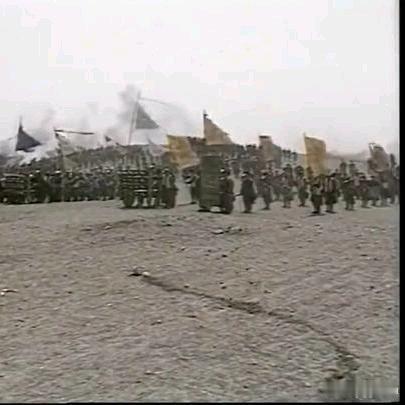 《宁远之战激烈打响，袁崇焕炮击努尔哈赤，局势关键转折》宁远之战激烈打响，袁崇焕炮