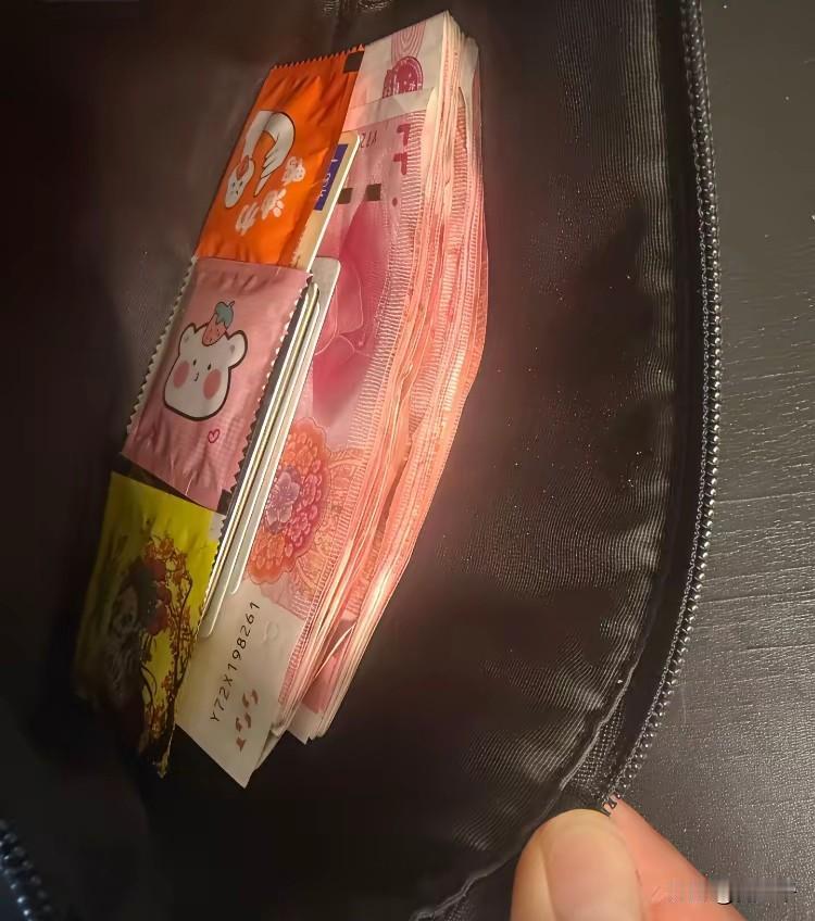 千万不要看花眼了，猜猜皮夹子主人吧：带着不少现钞，说明不是年轻人，至少55+；随