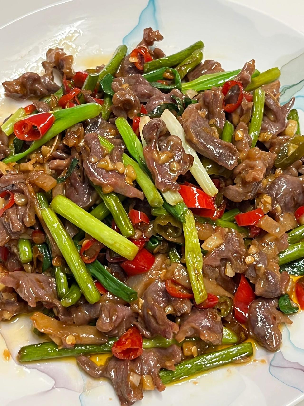 爆炒鸭胗，这样做味道也太好了吧，超级下饭

这样做的鸭胗不腥，蒜苔也非常入味下饭