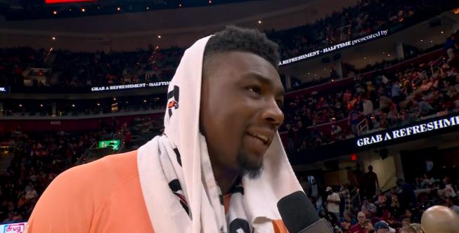 骑士中锋托马斯-布莱恩特真是吃饱喝足了！在昨天骑士主场以136：131战胜魔术的