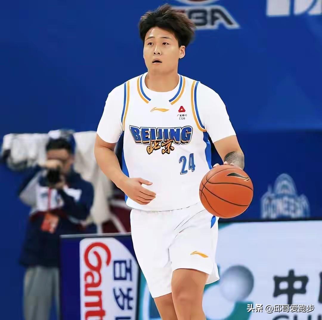 昨晚赛后球迷迟迟不愿意离开，就在等待赵睿！特别是在赛场一位小球迷，拿着赵睿的球衣