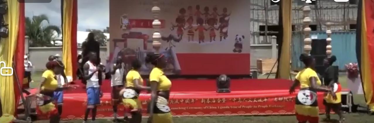 马年新春，中国红跨越山海，点亮世界。从埃及的高楼到塞尔维亚的街头，从乌干达的欢庆