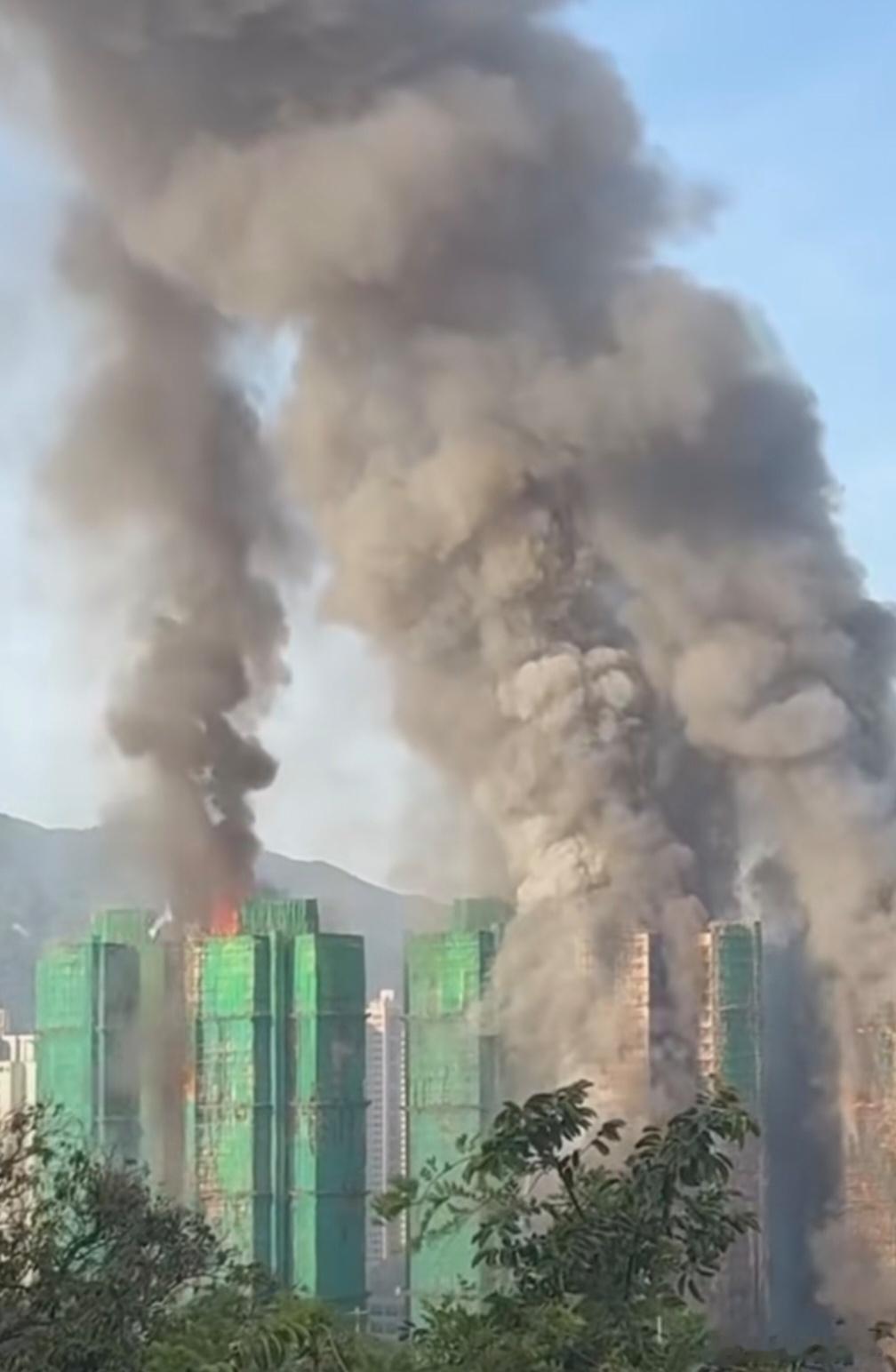 香港大火：极端环保主义引发的城市灾难！昨天，香港发生了一场惨烈的高层建筑火灾，造