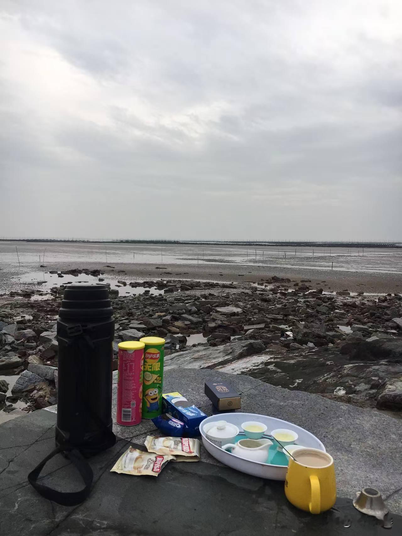 开启自驾游模式，今天目的地东石塔头海域！
老样子，先敬大海三杯绿茶！
我今天就喝