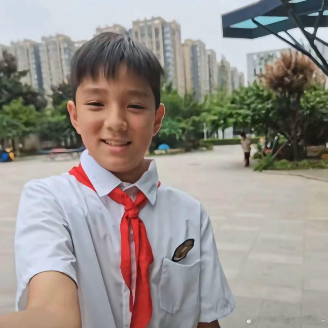 我终于在脑子里搜索到王橹杰小时候长得像谁了，像药水哥