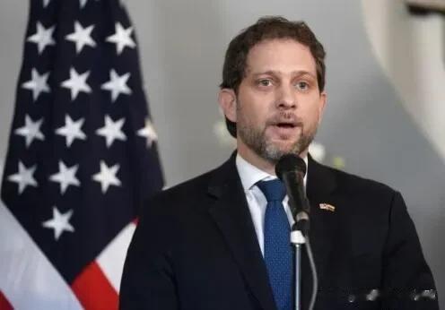 “俄罗斯要不按照乌克兰开出的条件回到谈判桌，要不面对一个更加强悍、武装到牙齿的乌