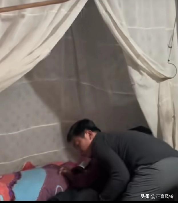 张雪成功了，可惜奶奶不在了，小的时候奶奶是他的一切。张雪抱起弥留之际的奶奶那一刻