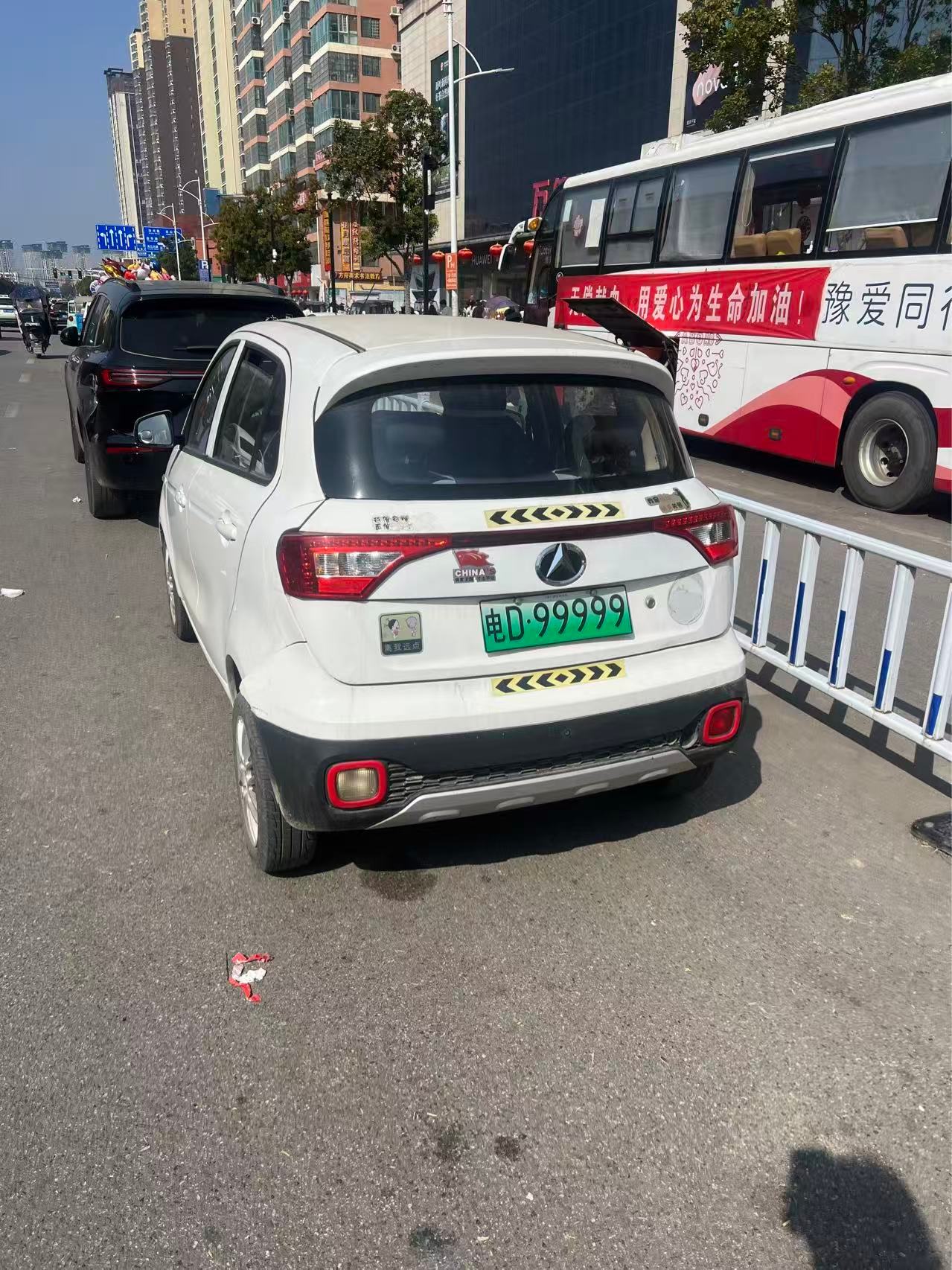 车若初见 呦呵，车牌还有模有样的豹子号啊 