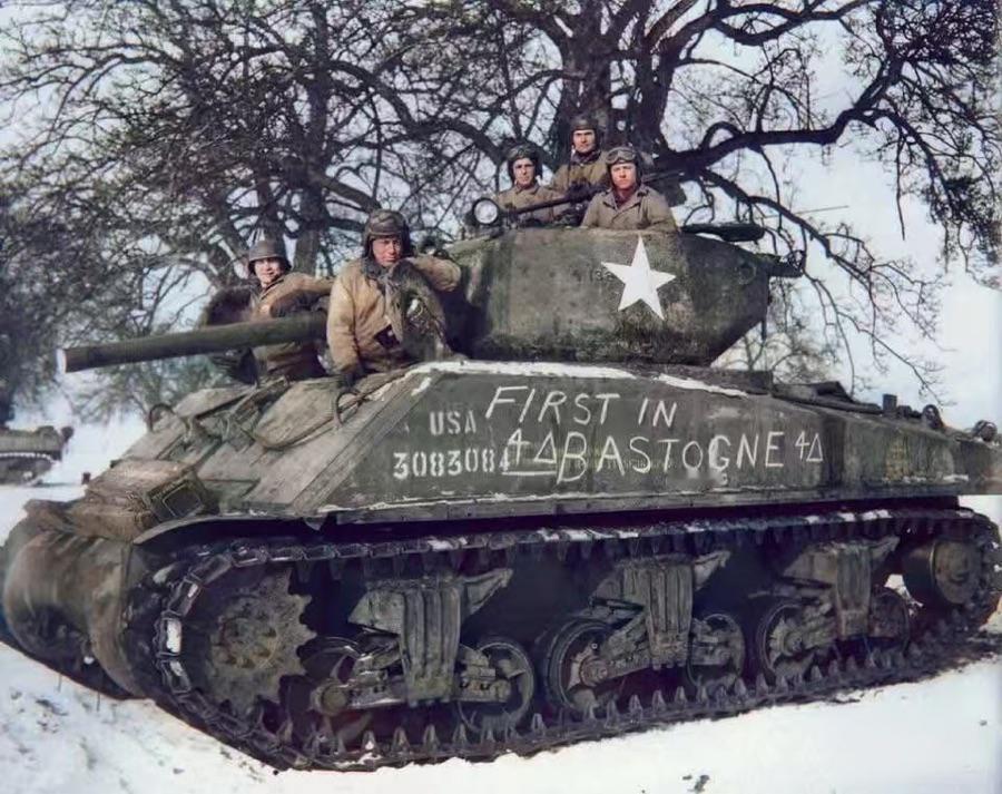 ‌美军M4A3E2 谢尔曼坦克及其乘员于1944年12月下旬在比利时巴斯托涅附近