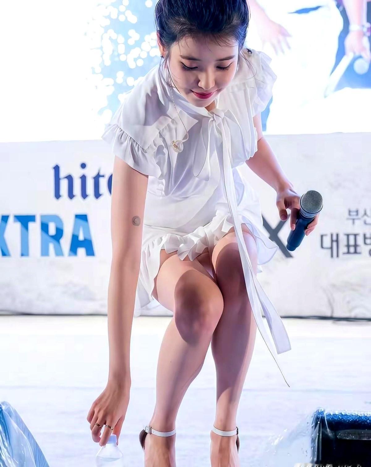 李知恩弯腰捡水瓶这一下，真是温柔到了骨子里。

她这一路，从不被看好到凭才华硬生