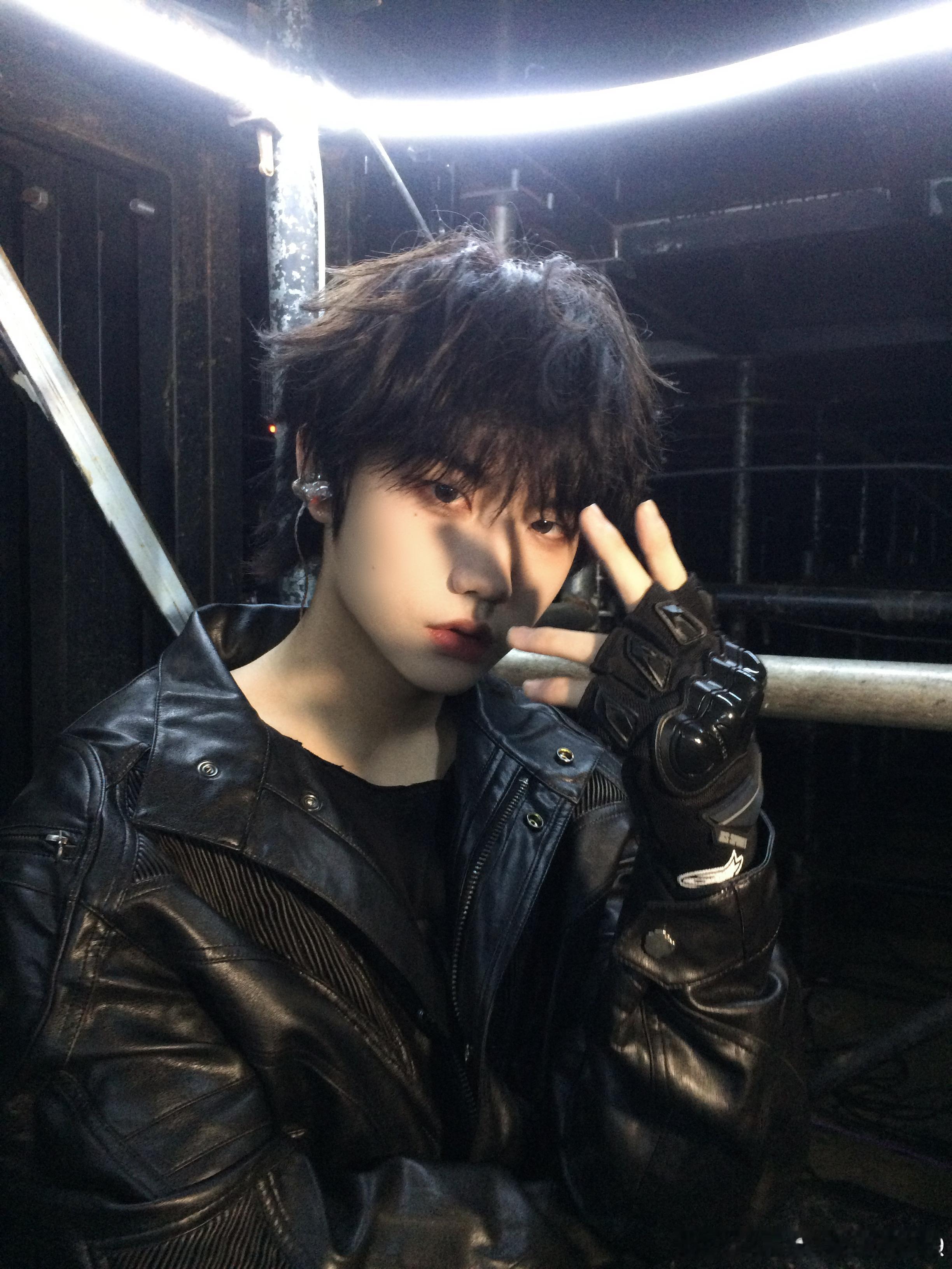 张子墨音乐节后台随拍张子墨音乐节后台随拍来啦！黑色皮衣造型好帅呀~ ​​​