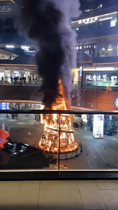 成都一圣诞树烧光，只剩下一个骨架 