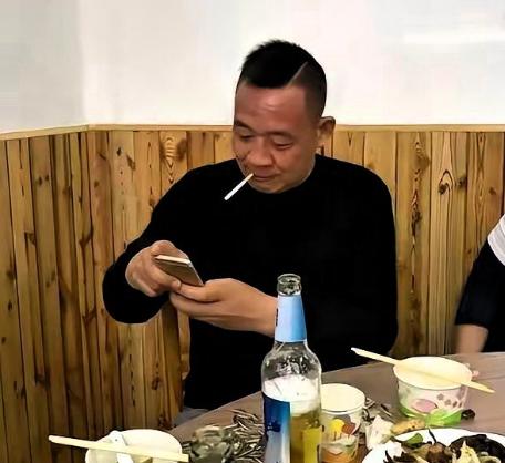 于东来有多少钱，我压根不在乎。

他顿顿吃三百八还是三千八，我也没兴趣打听。
