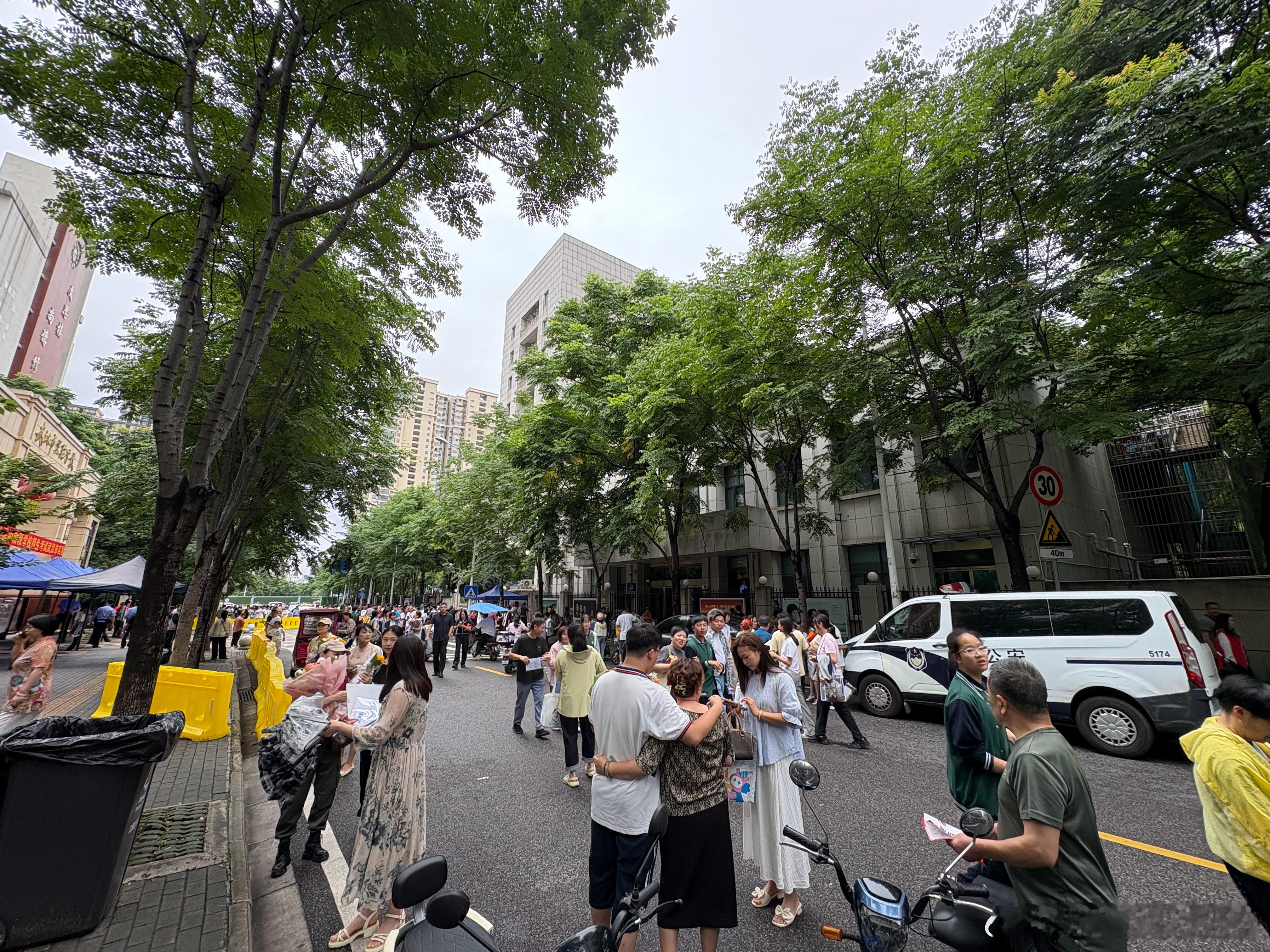 武汉市中考结束一群小孩挤一块感觉周围温度都上升了  ​​​