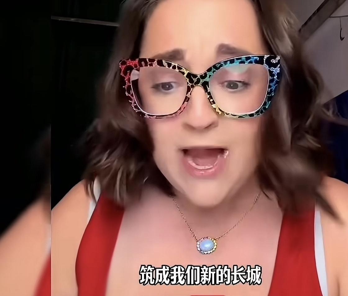 哈哈哈哈哈哈，万万没想到啊，一个美国人激情澎湃的朗诵我们国歌的歌词，把我给感动到