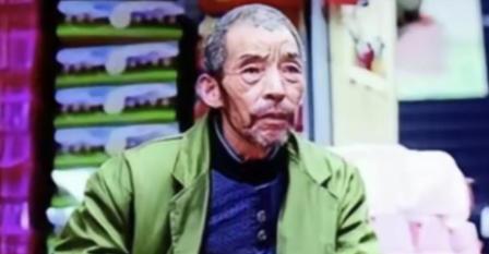武汉街头，一个煎饼摊主捡到了2个女婴，他终生未娶，20年后，女儿们成了博士和军医