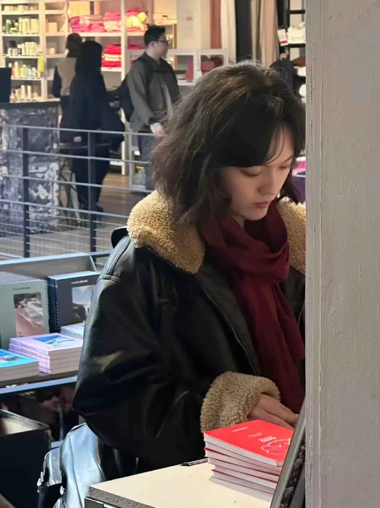 22岁文淇在巴黎一家商场购物被偶遇，她的打扮好时尚，看起来文艺气息满满！镜头感太