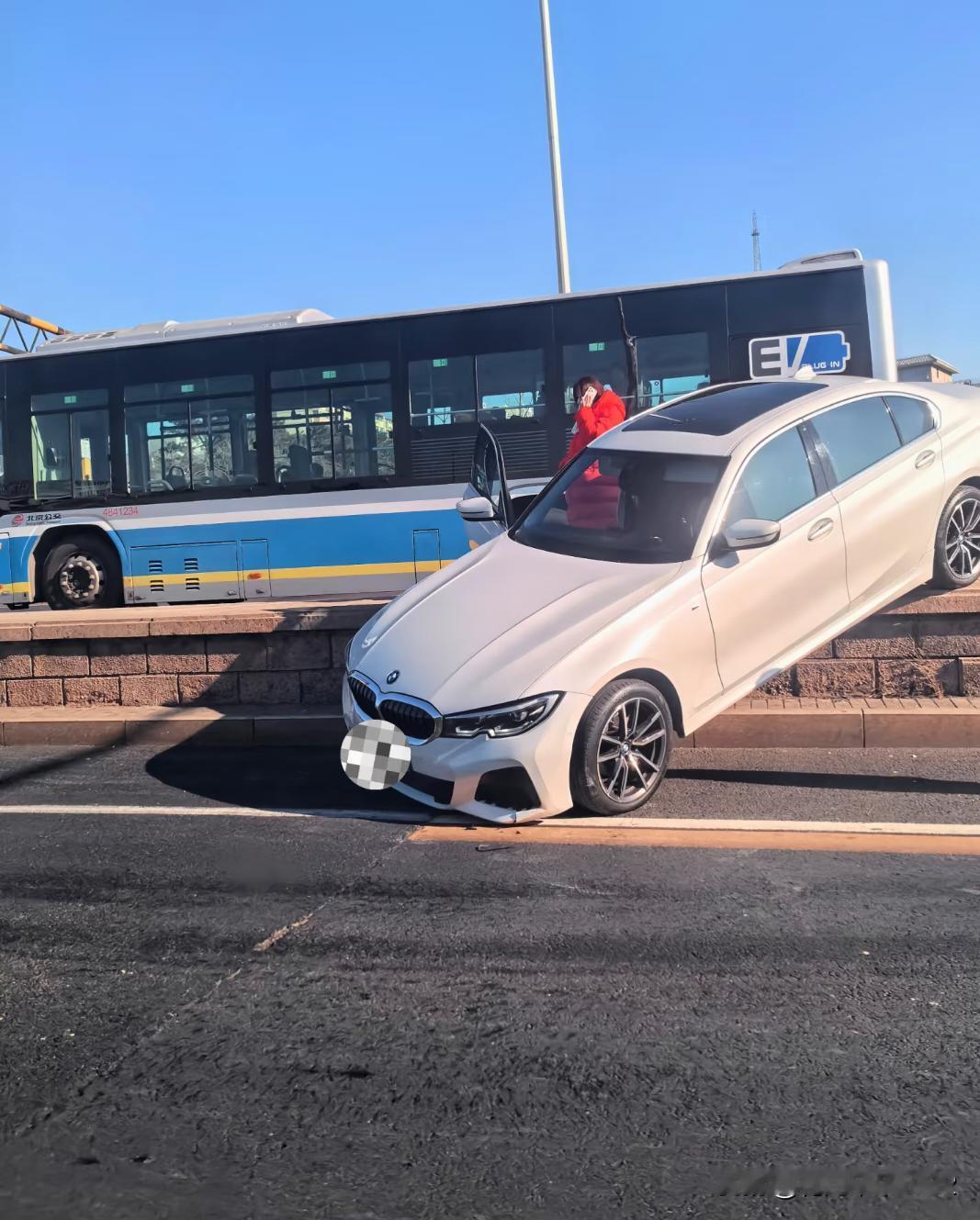 着急上环线，建议还是走匝道
北京西三环
一辆宝马出现在了很奇怪的位置上
着急上环