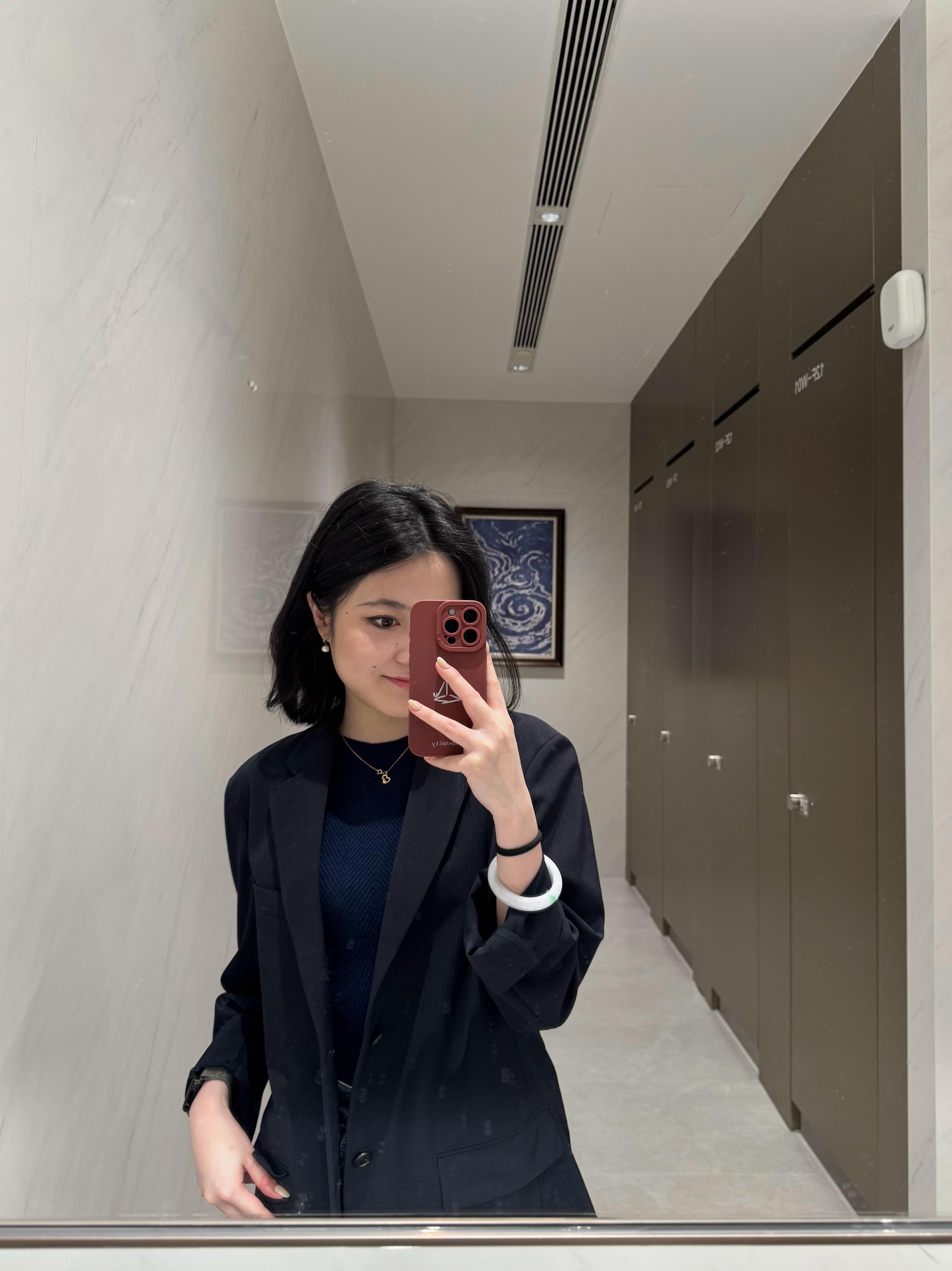 服了…九月初就穿上外套了[苦涩]郑州四季这么标准分布的吗…  ​​​