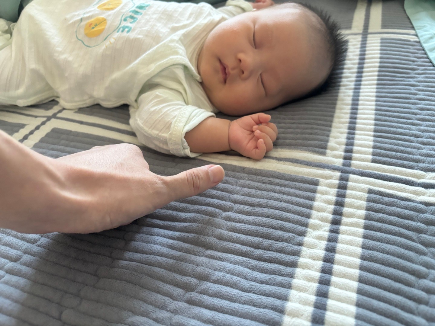 今天室友孩子满月，真的好小啊，可可爱爱的[抱一抱] ​​​