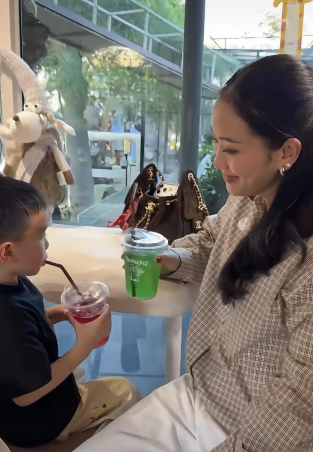 这是最近的佩通坦消息，她成了溜娃的母亲！近日，佩通坦带着一儿一女来到动植物园。她